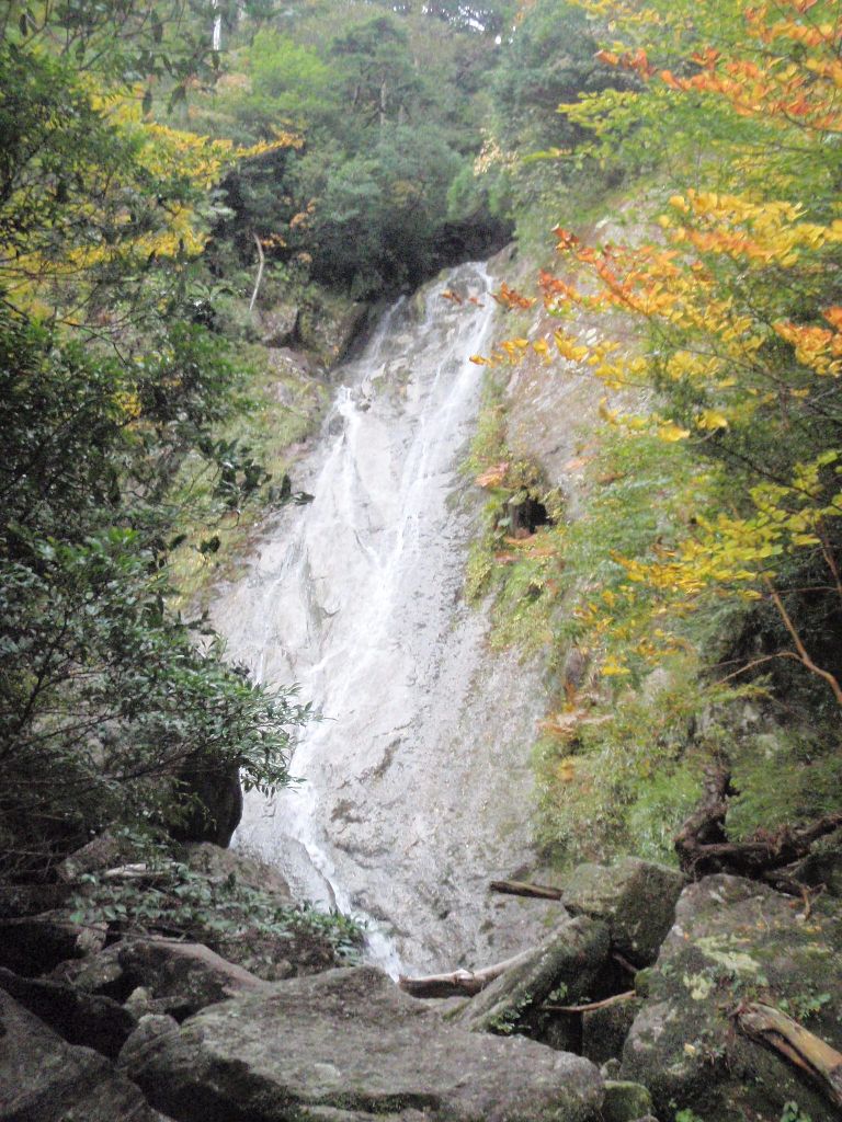 高塚小屋方面に上がる支流の滝