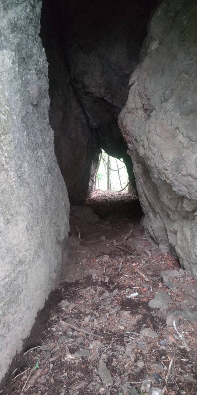 岩稜側面下部の洞窟