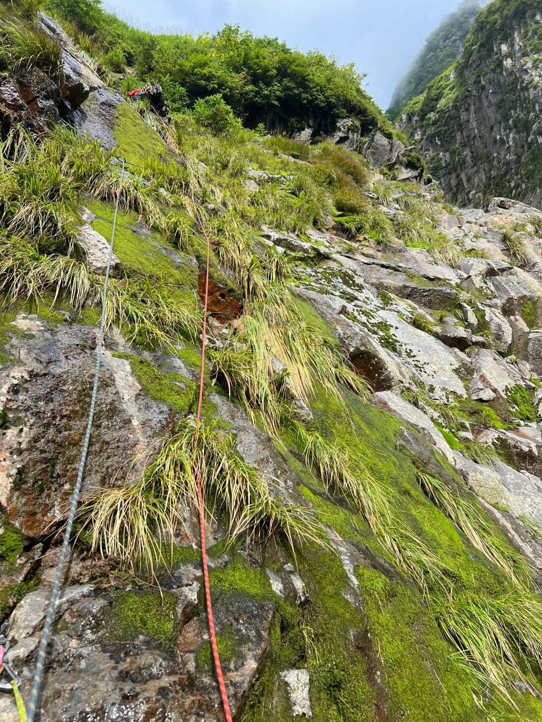 称名滝四段目5p目をリードする丸の写真